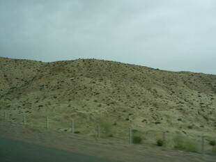 荒漠中的低矮山丘景观