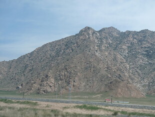 壮丽山景与开阔平原