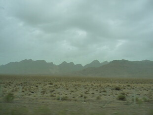 荒漠中的远山与阴沉天空