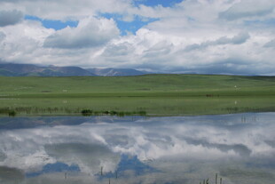 草原湖泊与蓝天白云倒影
