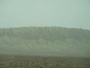 沙漠中的起伏山丘