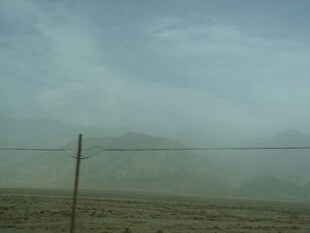 沙尘弥漫的荒凉户外景象