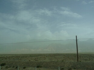 旷野中的孤杆与天际云彩