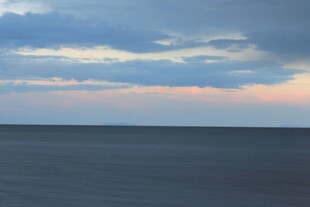 黄昏下的广阔海面景象