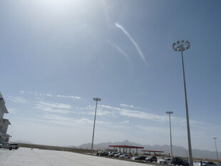 机场外的开阔停车区域