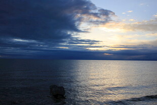 海边日落时分的宁静美景