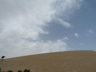 沙漠风光 蓝天白云下沙丘