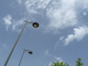 蓝天白云下的路灯