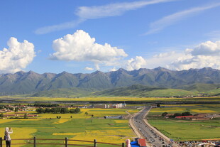 草原公路与远处山峦美景