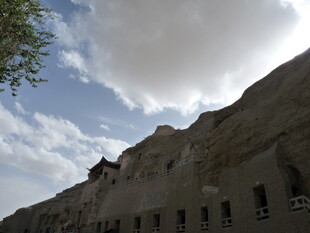 古老城墙与蓝天白云景观