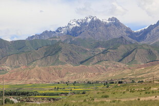 壮丽山景下的广袤原野