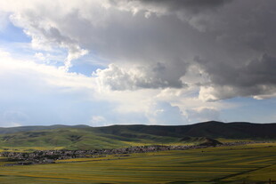 草原上空的壮丽云层景观