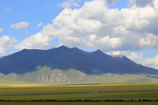 草原上的巍峨山脉