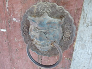 古旧门环上的兽头装饰
