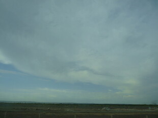 广阔天空下的平坦大地