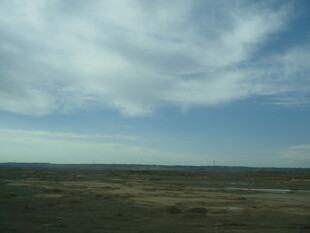 广袤草原上的蓝天白云