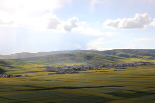 草原风光下的村庄美景