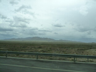 公路边的阴天旷野景色