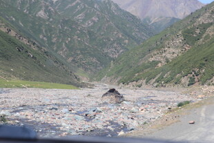 山间碎石河滩风景