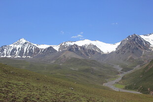 雪山下的蜿蜒山谷