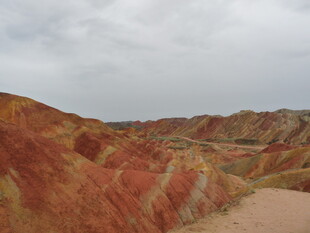 七彩斑斓的丹霞地貌景观