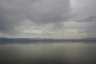 乌云笼罩下的平静湖面