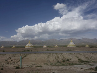 草原上的白云与土堆景观