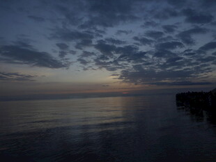 海边暮色下的宁静水面