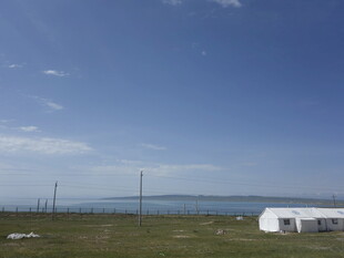 草原上的白色帐篷与蓝天