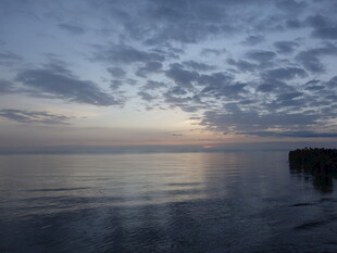 海边日落时分的宁静景象