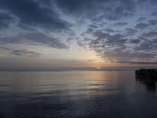 海边日落时分的静谧美景