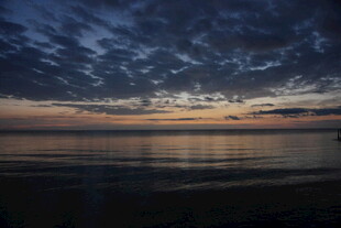 黄昏时分的静谧湖面景色