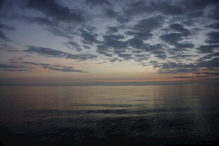 海上日出前的壮丽云霞