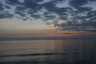 海边日落时分的美丽景象