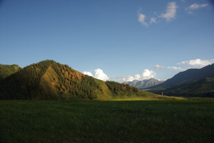 草原山峦蓝天美景如画
