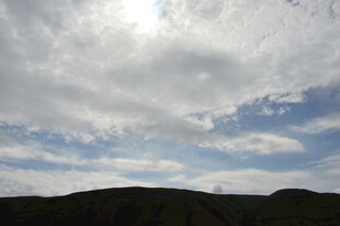 蓝天白云下的山峦景色