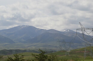 山间输电线路与壮丽风景