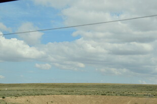 广袤原野上的蓝天白云