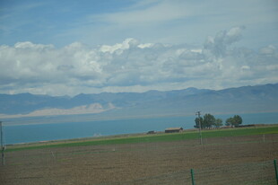 湖畔田园风光美景