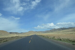 旷野中的延伸公路