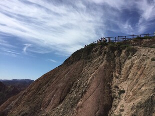 壮丽山景与云端栈道