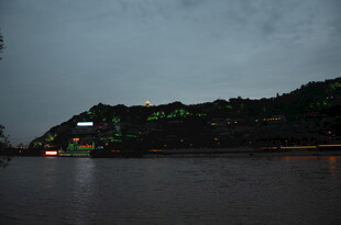 夜幕下的山水风光