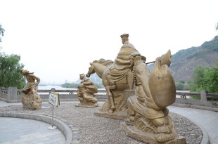 骆驼雕塑群展现丝路风情