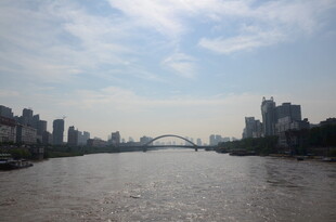 城市河畔风光与桥梁景致