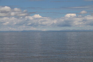 广阔海面与蓝天白云景象