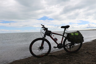 海边停放的带包山地自行车