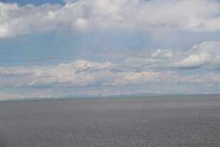 广阔天空下的平坦大地