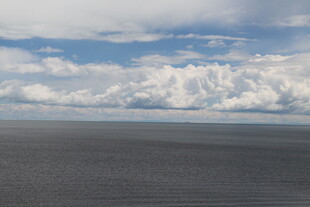 广阔海面与蓝天白云景象