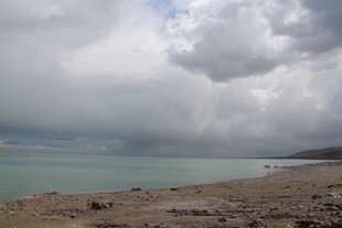 湖畔阴云下的宁静景致