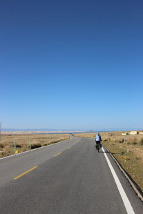 公路骑行者 广阔天地间